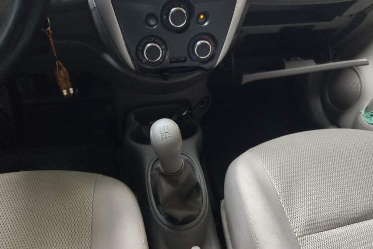 Used Nissan Sunny 2014 1.5XE Manual Elite Edition Gear Lever