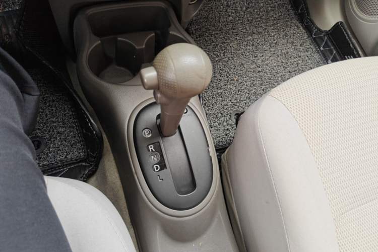 Used Nissan Sunny 2014 1.5XE CVT Elite Edition Gear Lever