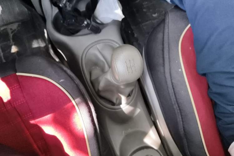 Used Nissan Sunny 2014 1.5XE Manual Comfort Edition Gear Lever