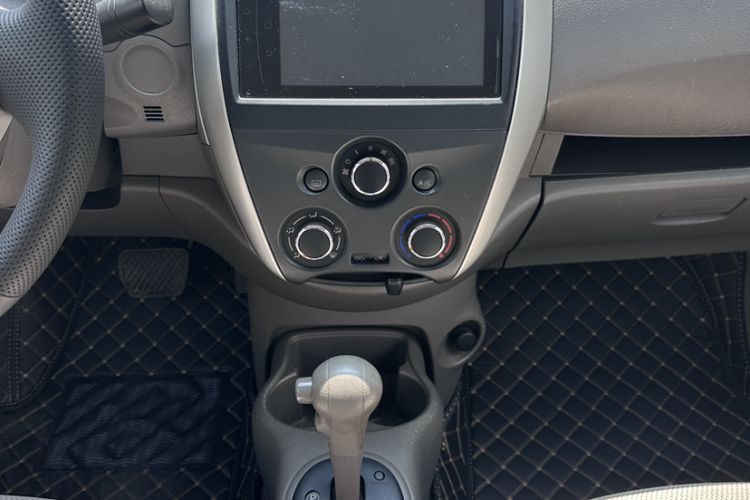 Used Nissan Sunny 2014 1.5XE CVT Comfort Edition Gear Lever
