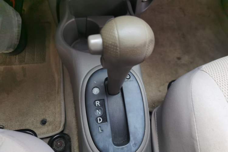 Used Nissan Sunny 2014 1.5XE CVT Elite Edition Gear Lever