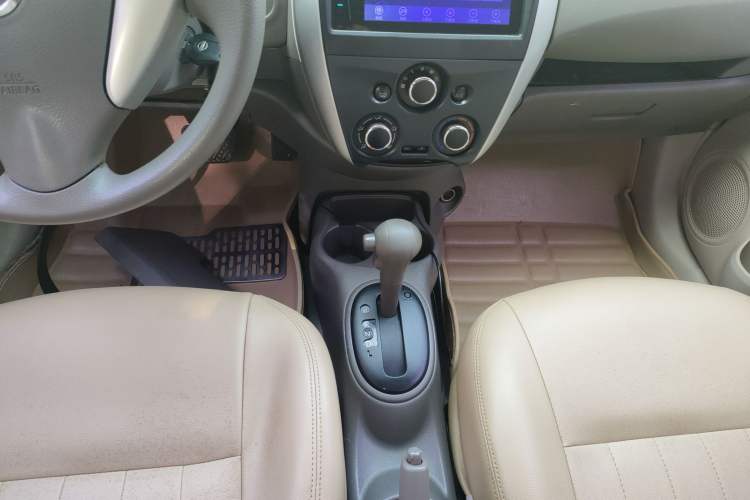 Used Nissan Sunny 2014 1.5XE CVT Comfort Edition Gear Lever