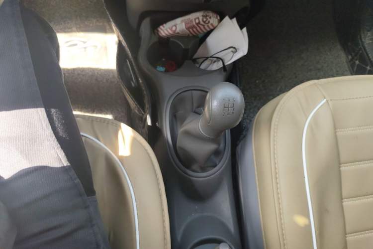Used Nissan Sunny 2014 1.5XE Manual Comfort Edition Gear Lever