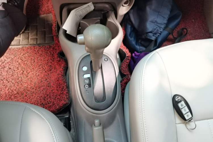 Used Nissan Sunny 2014 1.5XE CVT Elite Edition Gear Lever