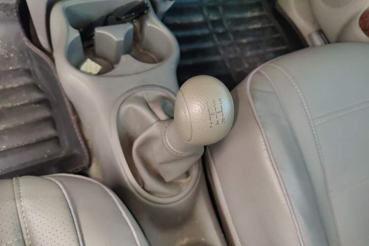 Used Nissan Sunny 2014 1.5XE Manual Comfort Edition Gear Lever