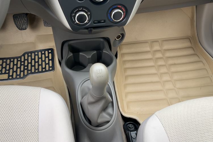Used Nissan Sunny 2014 1.5XE Manual Comfort Edition Gear Lever