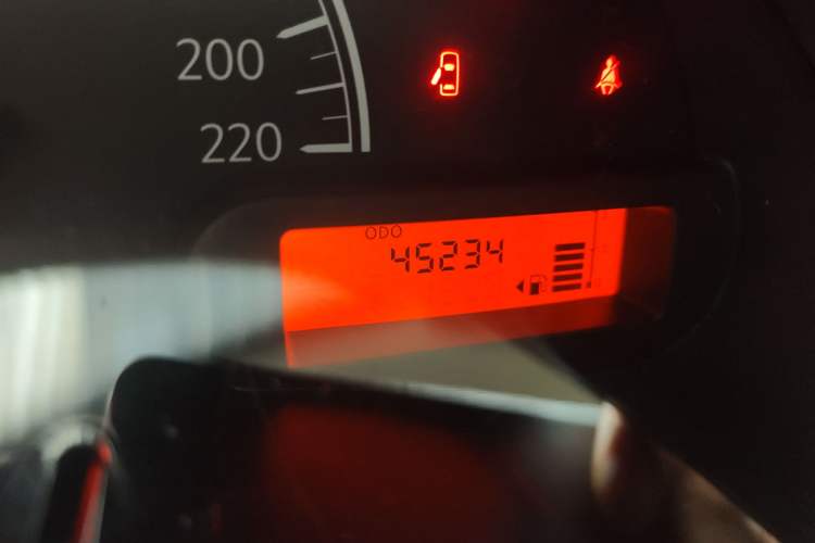 Used Nissan Sunny 2014 1.5XE Manual Elite Edition Odometer Close Up