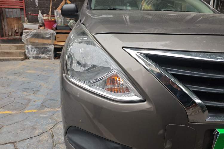 Used Nissan Sunny 2014 1.5XE Manual Elite Edition Right Front Headlight