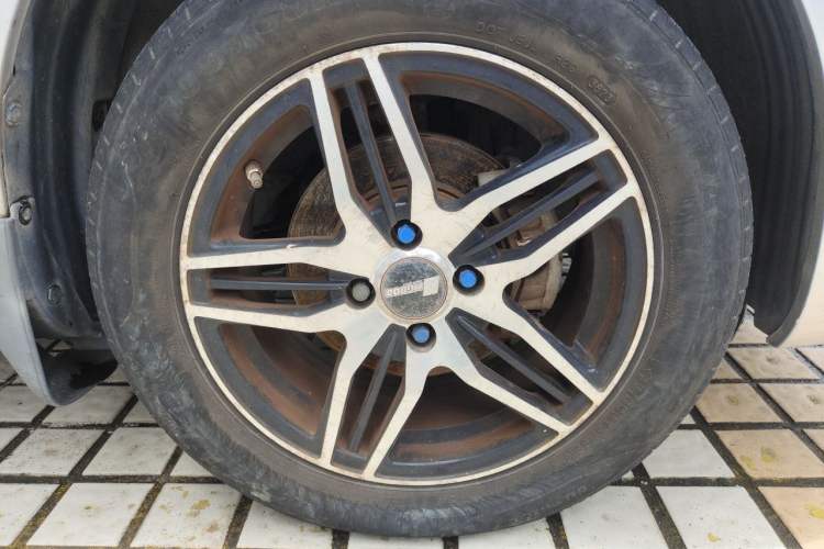 Used Nissan Sunny 2014 1.5XE Manual Elite Edition Right Front Wheel Hub