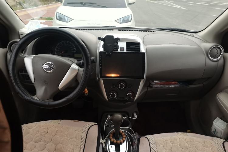 Used Nissan Sunny 2014 1.5XE CVT Elite Edition Center Console