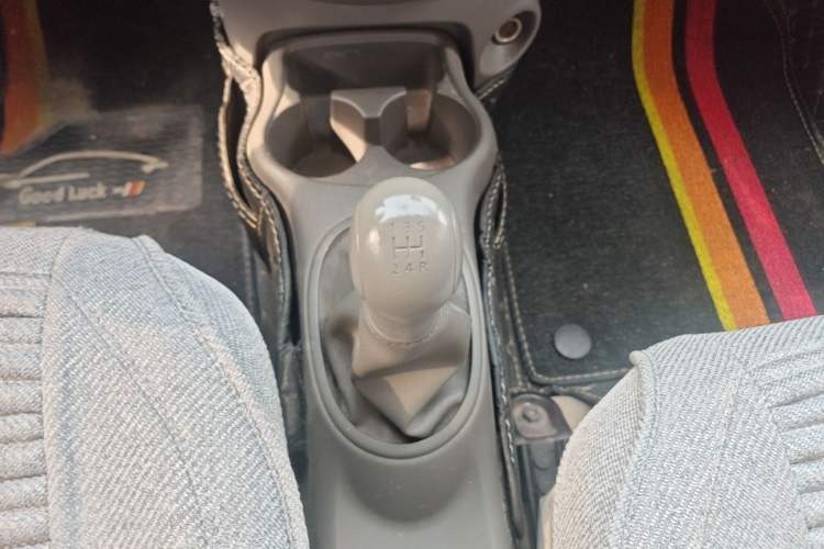 Used Nissan Sunny 2014 1.5XE Manual Comfort Edition Gear Lever