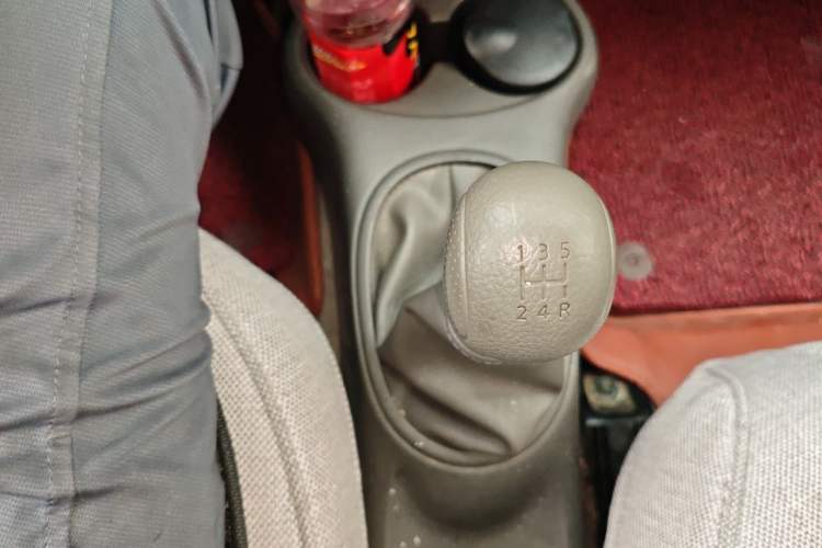 Used Nissan Sunny 2014 1.5XE Manual Comfort Edition Gear Lever