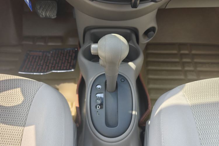 Used Nissan Sunny 2014 1.5XE CVT Comfort Edition Gear Lever
