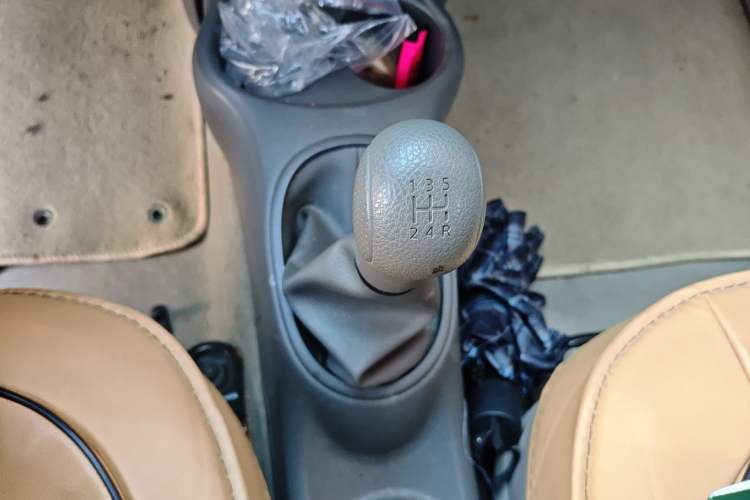 Used Nissan Sunny 2014 1.5XE Manual Comfort Edition Gear Lever