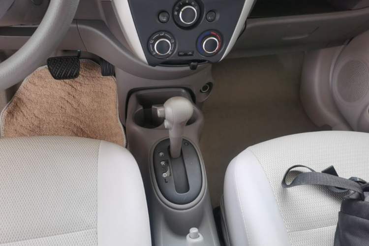 Used Nissan Sunny 2014 1.5XE CVT Comfort Edition Gear Lever
