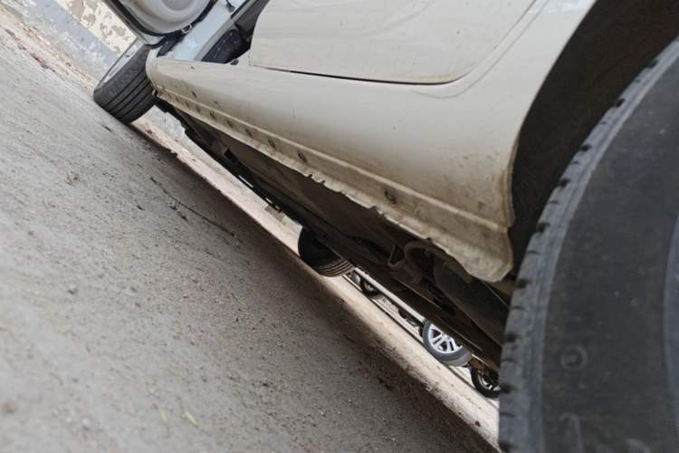 Used Nissan Sunny 2014 1.5XE Manual Comfort Edition Left Side Sill