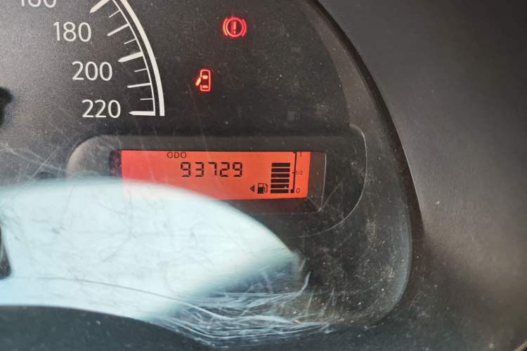 Used Nissan Sunny 2014 1.5XE Manual Comfort Edition Odometer Close Up