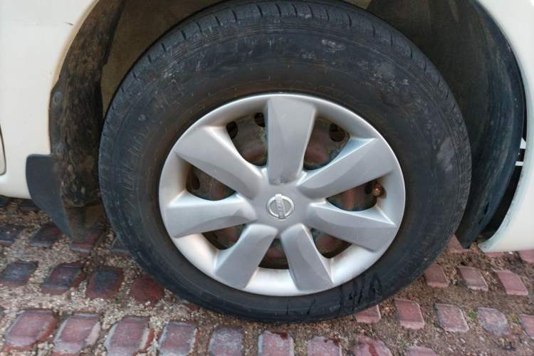 Used Nissan Sunny 2014 1.5XE Manual Comfort Edition Right Front Wheel Hub