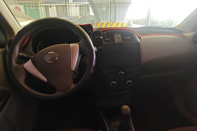 Used Nissan Sunny 2014 1.5XE Manual Comfort Edition Center Console
