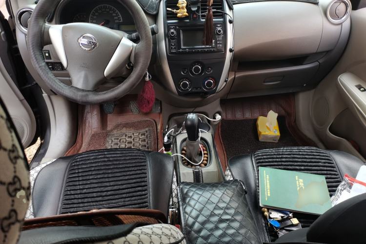 Used Nissan Sunny 2014 1.5XE Manual Elite Edition Center Console