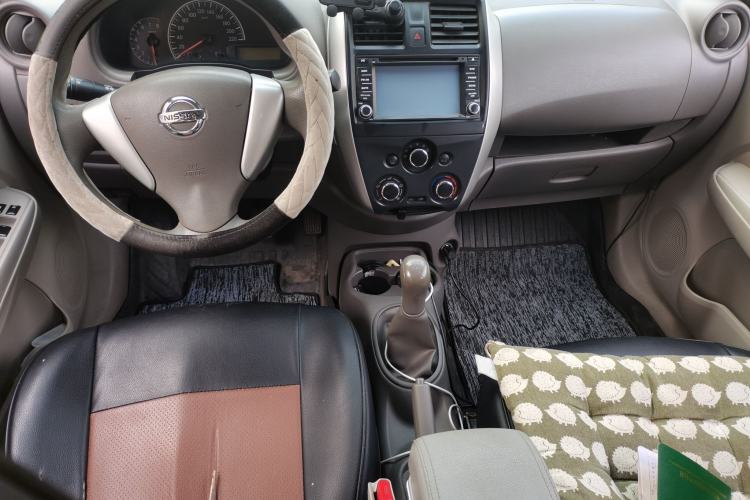 Used Nissan Sunny 2014 1.5XE Manual Comfort Edition Center Console