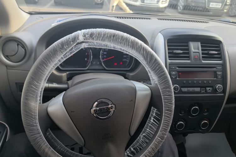 Used Nissan Sunny 2014 1.5XL Manual Deluxe Edition Center Console