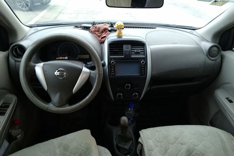Used Nissan Sunny 2014 1.5XE Manual Elite Edition Center Console