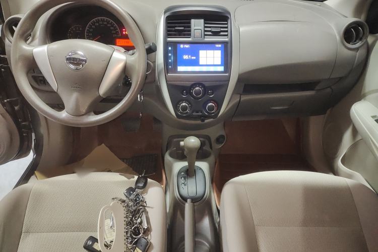 Used Nissan Sunny 2014 1.5XE CVT Elite Edition Center Console