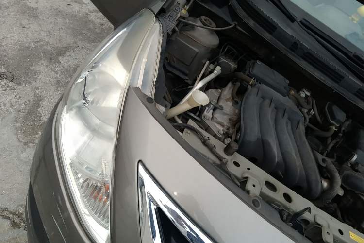Used Nissan Sunny 2014 1.5XE Manual Elite Edition Engine Bay Right