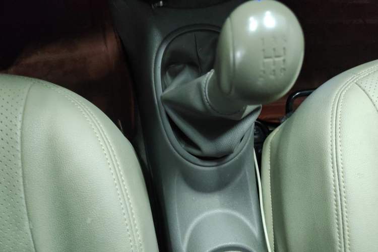 Used Nissan Sunny 2014 1.5XE Manual Comfort Edition Gear Lever