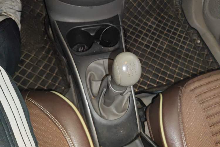 Used Nissan Sunny 2014 1.5XE Manual Comfort Edition Gear Lever