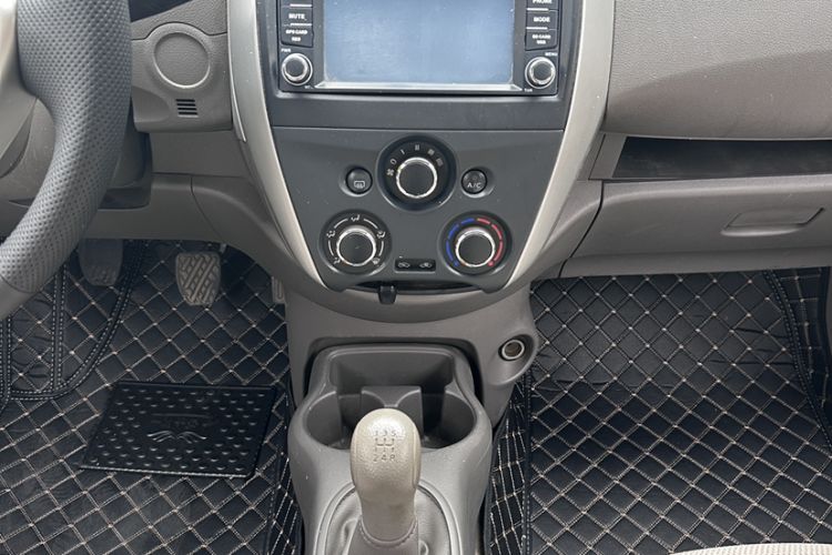 Used Nissan Sunny 2014 1.5XE Manual Comfort Edition Gear Lever