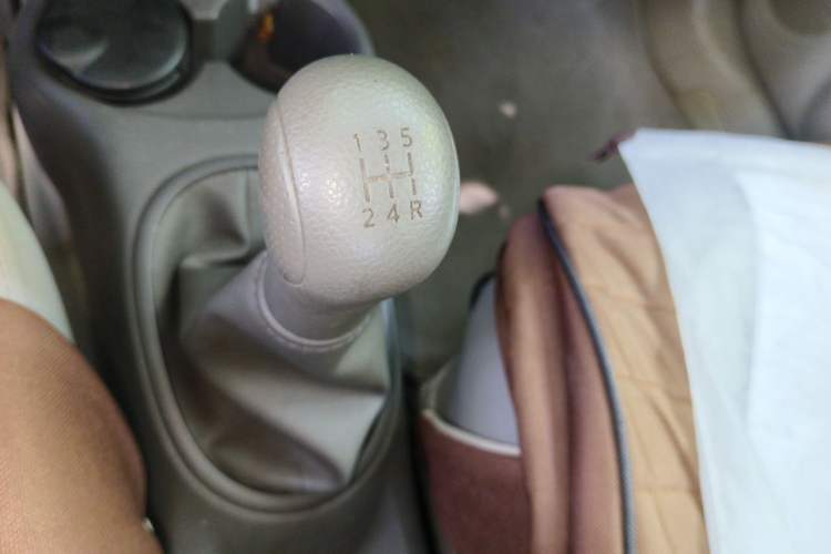 Used Nissan Sunny 2014 1.5XE Manual Comfort Edition Gear Lever