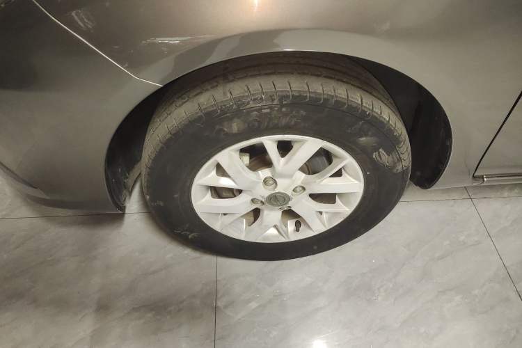 Used Nissan Sunny 2014 1.5XE CVT Elite Edition Left Front Wheel Hub