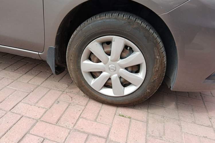Used Nissan Sunny 2014 1.5XE CVT Comfort Edition Right Front Wheel Hub