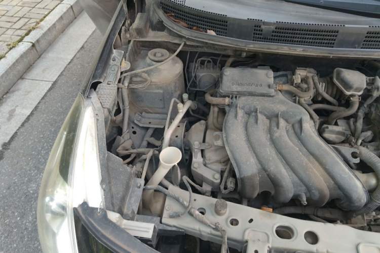 Used Nissan Sunny 2015 1.5XE Manual Elite Edition Engine Bay Right