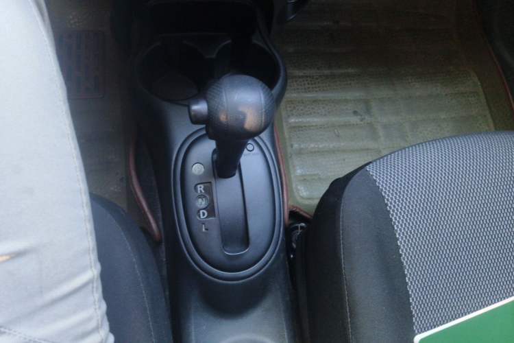 Used Nissan Sunny 2015 1.5XE CVT Comfort Edition Gear Lever