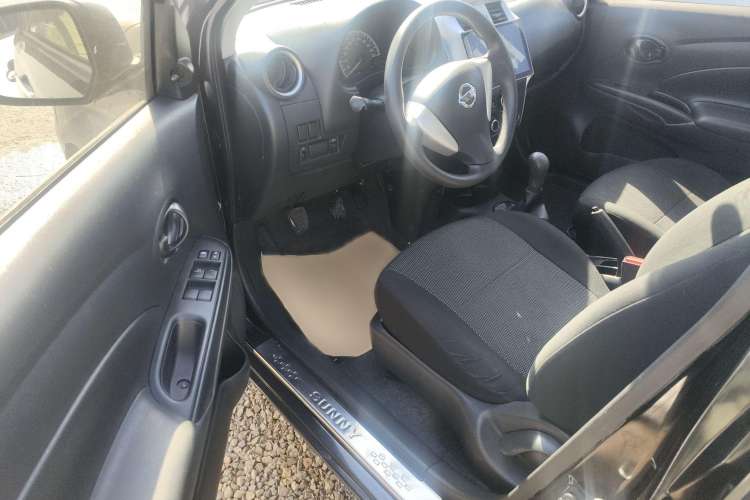 Used Nissan Sunny 2015 1.5XE Manual Comfort Edition Interior 2