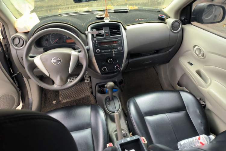 Used Nissan Sunny 2015 1.5XE CVT Comfort Edition Center Console