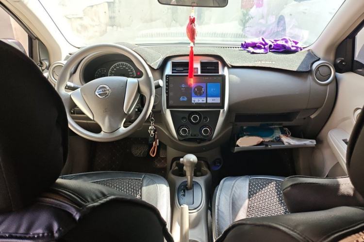 Used Nissan Sunny 2015 1.5XE CVT Comfort Edition Center Console