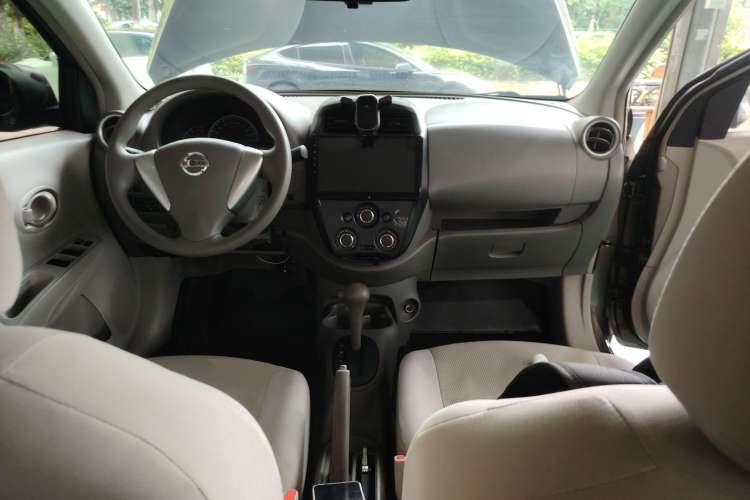 Used Nissan Sunny 2015 1.5XE CVT Elite Edition Center Console