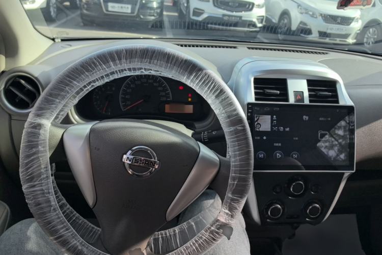 Used Nissan Sunny 2015 1.5XE Manual Comfort Edition Center Console