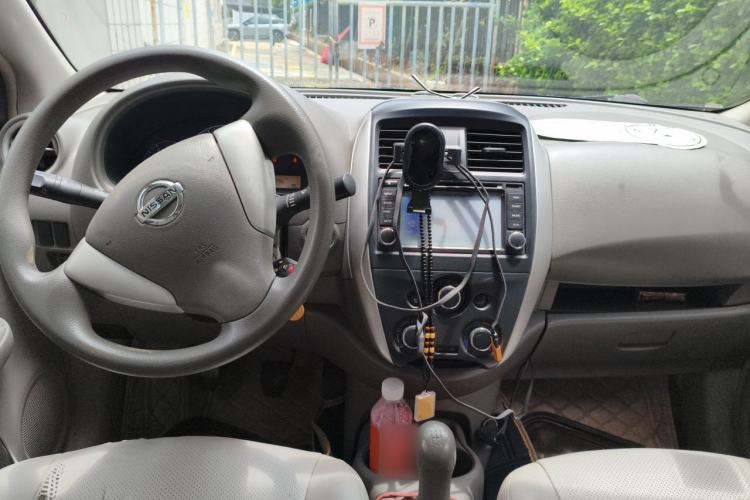 Used Nissan Sunny 2015 1.5XE Manual Comfort Edition Center Console