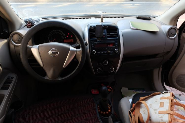 Used Nissan Sunny 2015 1.5XE Manual Comfort Edition Center Console