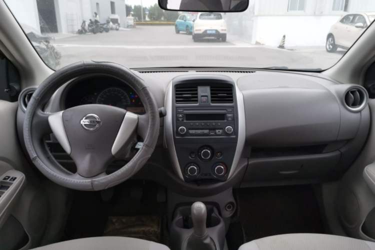 Used Nissan Sunny 2015 1.5XE Manual Comfort Edition Center Console
