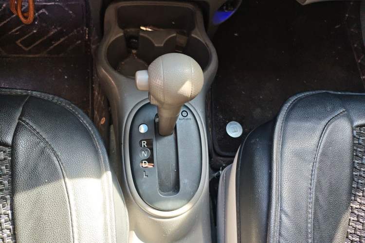 Used Nissan Sunny 2015 1.5XE CVT Comfort Edition Gear Lever