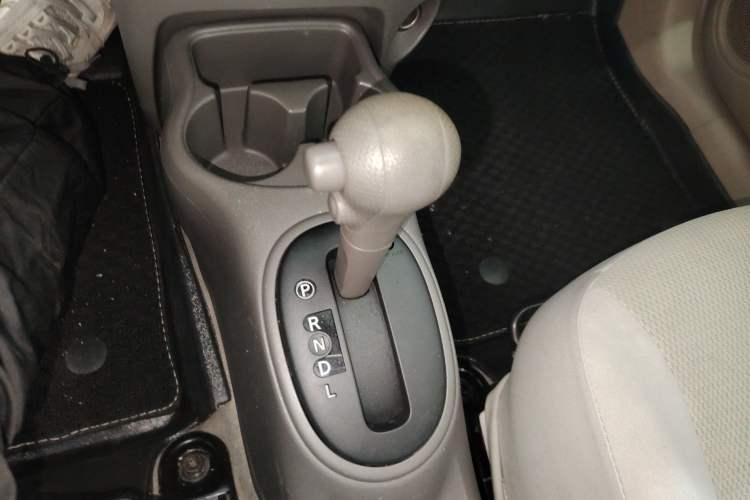 Used Nissan Sunny 2015 1.5XE CVT Elite Edition Gear Lever