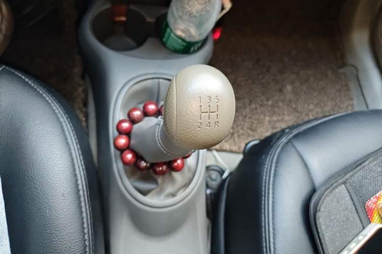 Used Nissan Sunny 2015 1.5XE Manual Comfort Edition Gear Lever