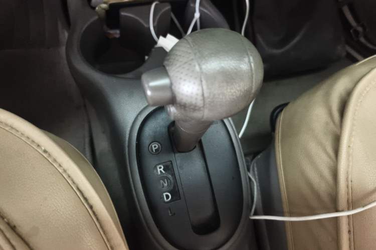 Used Nissan Sunny 2015 1.5XE CVT Comfort Edition Gear Lever
