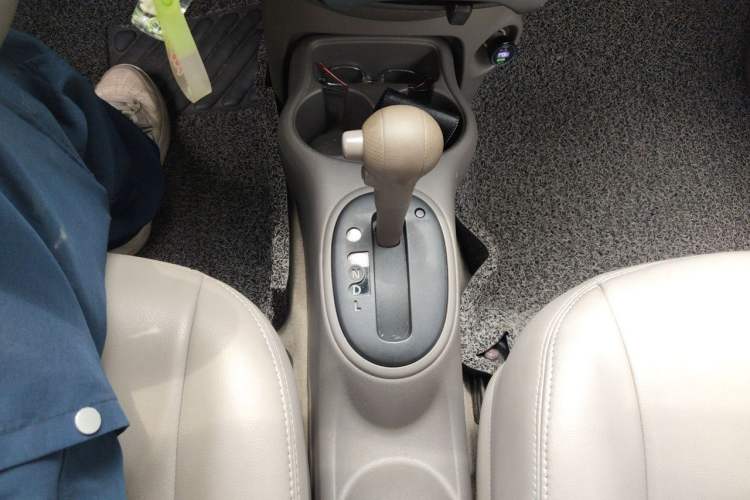 Used Nissan Sunny 2015 1.5XE CVT Comfort Edition Gear Lever